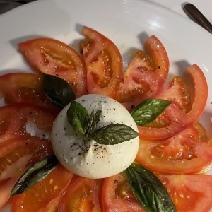 Ensalada Caprese con Burrata