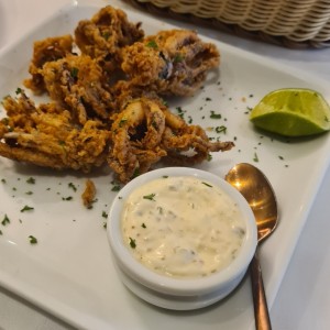 Arañitas de Calamar fritas acompañadas con salsa tártara