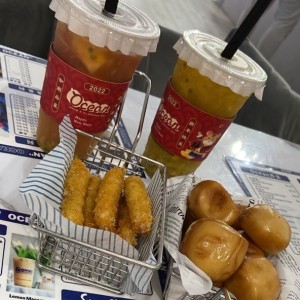 Fresh fruit tea y mantou frito