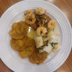 Filete de Corvina con Camarones al Ajillo