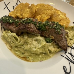 Tallarines Verde con Churrasco