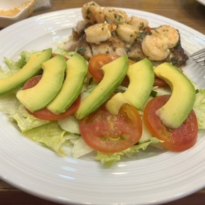 Filete de Corvina con Camarones al Ajillo