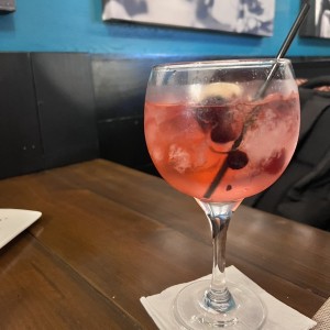 Gin tonic frutos rojos