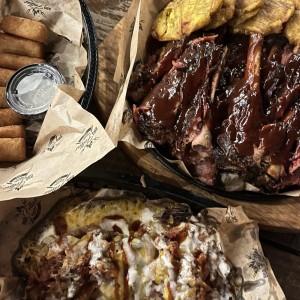 Patacones rellenos de pulled pork y el rack de ribs junto con patacones y yuca