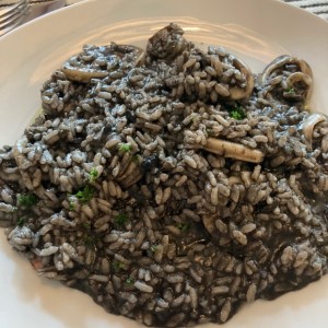 Risotto negro con calamares y camarones