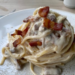 Linguini Alfredo y Tocino