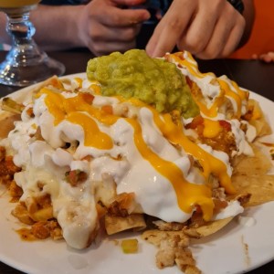 Nachos con chorizo y pollo