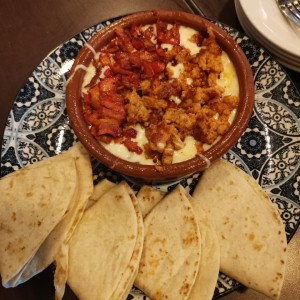 Queso Fundido con Longaniza