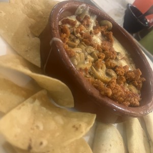 Queso fundido con hongos y chorizo