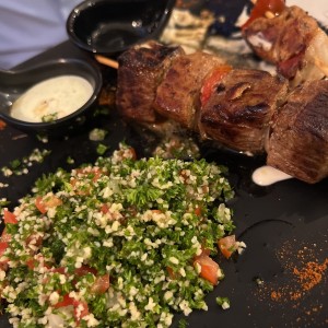 Brocheta de mixta con tabule