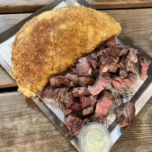 Cachapa con carne asada