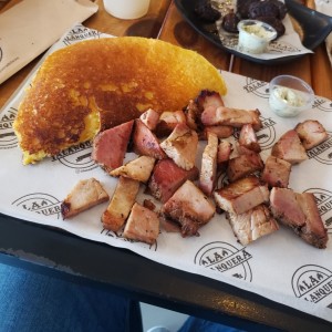 Cachapa con queso de mano y cerdo