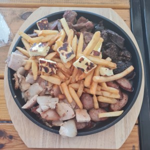 Picada con papas fritas