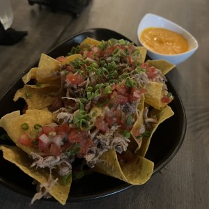 Nachos con carnita/ Nachos with carnitas