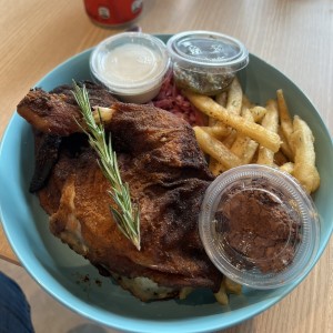 Pollo asado con papas.