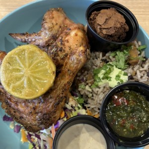 Pollo com arroz con tajadas y ensalada