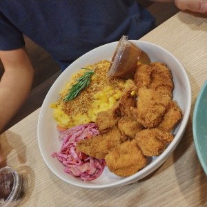 Crispy Chicken Poppers con salsa de su elección Mediano