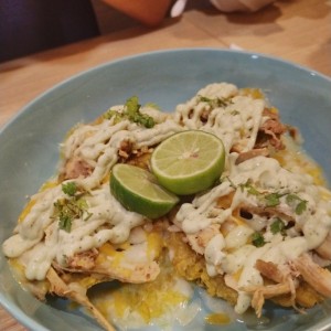 Loaded Patacones Con Pollo,Queso y Mayoculantro