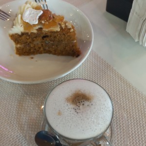 Pastel de zanahoria y capuchino 