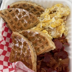 Waffles con huevos y tocino