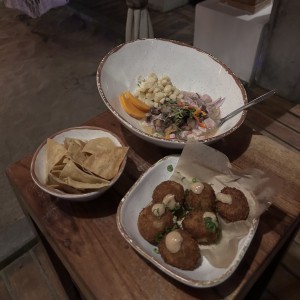 Ceviche praia  con chips y croquetas de platano