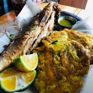 Pescado frito con patacones 