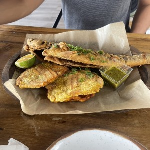 Pescado frito con patacones