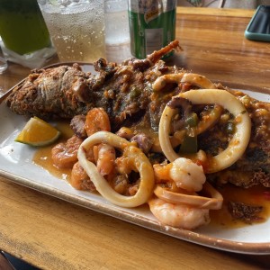 Pescado al grill en dalsa de marisco