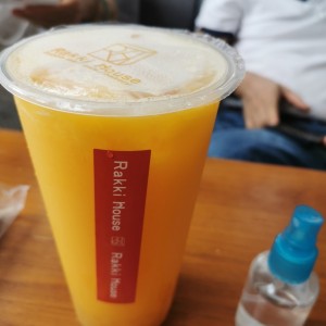 Bubble tea de mango con bolitas explosivas