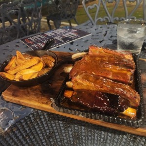 BBQ Pork Ribs y las "Papas Bravas" que de bravas no tienen nada, son simples papas fritas.