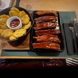 BBQ PORK RIBS (corte St. Louis de (costillas de cerdoahumadas y glaseadas en salsa de soya, miel y whisky) con Patacones 