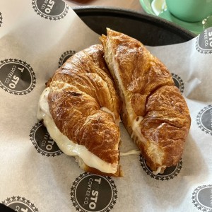 Croissant de queso y jamon de pavo