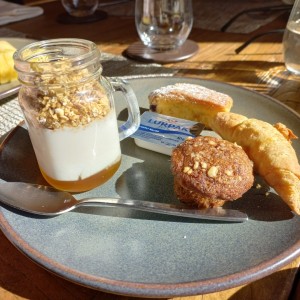 Yogurt y pastries del Desayuno Continental