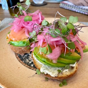 Tostadas de Salmon Ahumado y Aguacate