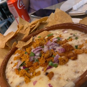 Queso fundido con chorizo