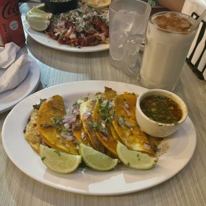 4 Quesatacos y Horchata de bebida