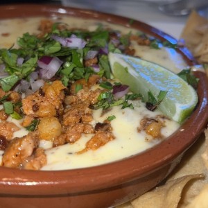 Queso fundido con chorizo