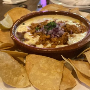 Queso fundido con chorizo