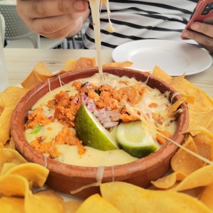 Queso fundido con chorizo 