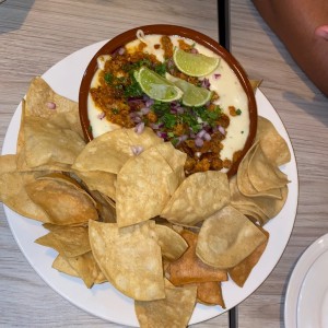 Queso fundido con chorizo