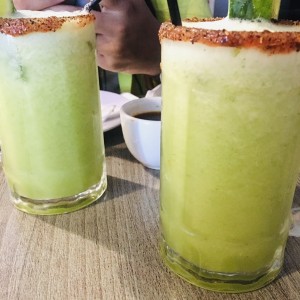 Trago con pepino y limon