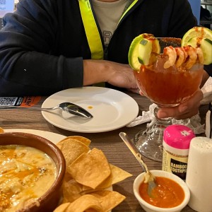 Queso fundido con chorizo y Chelada