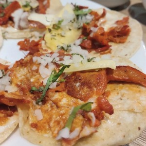 Tacos al pastor con queso