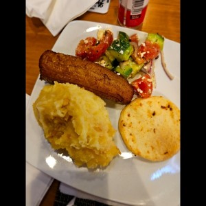 GUARNICION (Ensalada, papa, plátano maduro y arepa)