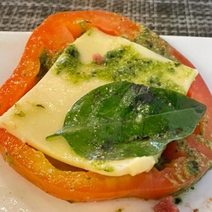 Tomate con queso y salsa al pesto