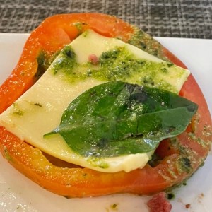 Tomate al pesto