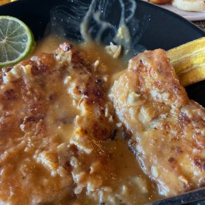 Filete de corvina en salsa de marisco