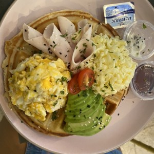 Waffles con huevo, pavo y aguacate