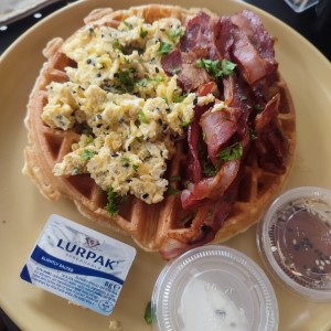 waffles huevo bacon