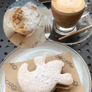 Cappuccino, alfajor y muffin de limon con arandanos 